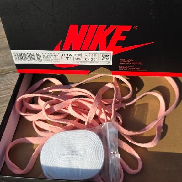 Nike Air Jordan 1 Retro High OG "Bleached Coral / Stage Haze" - Picture 7 of 8